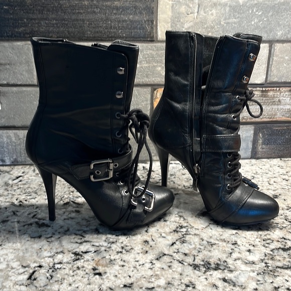 Guess size 7 ankle boots. Excellent used condition. Almost brand new - Picture 1 of 2